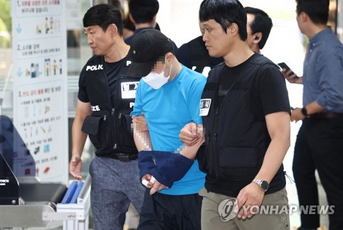 신림 흉기난동범(가운데)이 영장실질심사를 받으러 가고 있다. [연합뉴스]